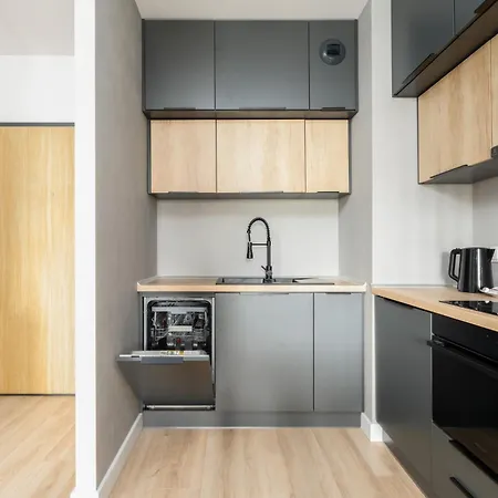 Comfortable With Parking & Garden By Renters 波兹南