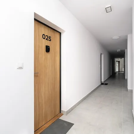 公寓 Comfortable With Parking & Garden By Renters 波兹南