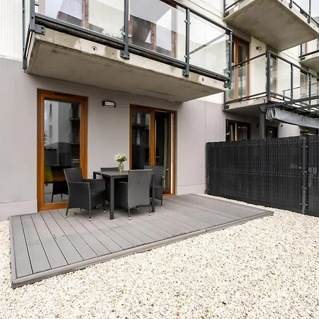 Comfortable With Parking & Garden By Renters